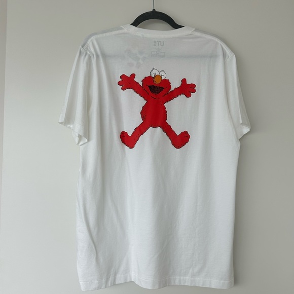 NEW uniqlo x KAWS Sesame Street Collab T-Shirt - Picture 2 of 3